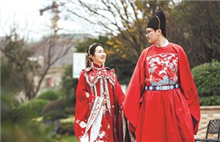 Young Quzhou couple dress up in style to celebrate Qixi 