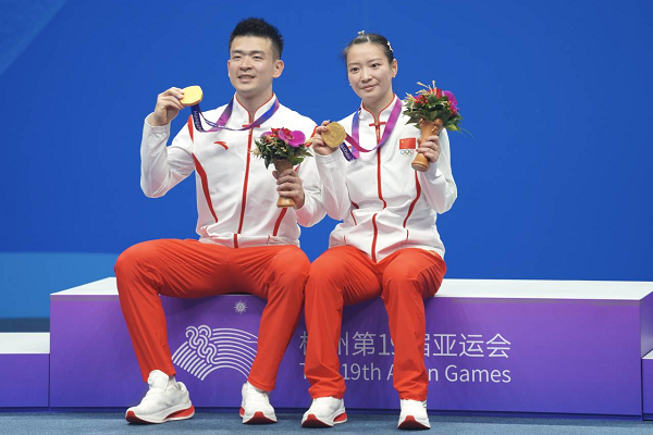 Sports Time | Chinese badminton stars Zheng Siwei, Huang Yaqiong win mixed doubles gold at Asiad