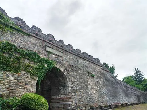 Quzhou issues first judicial protection order for ancient city wall site