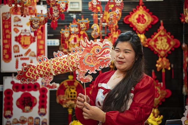 China's decoration market bustling for holidays
