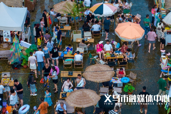 Water starlight night market opens in village in Yiwu