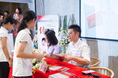 Zhang Shuhan (left) and Ni Yicheng, sign copies of their book during a book signing event in Xinhua bookshop in Hangzhou, Zhejiang province, on Aug 12..jpg