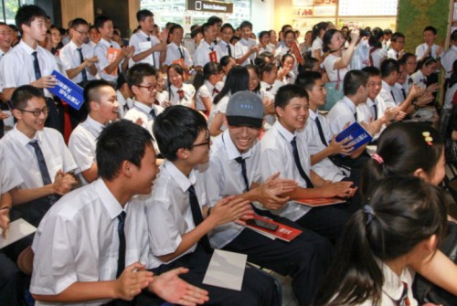 Students from Hangzhou Wenlan Middle School participate in the book signing event in Xinhua bookshop in Hangzhou, Zhejiang province, on Aug 12..jpg