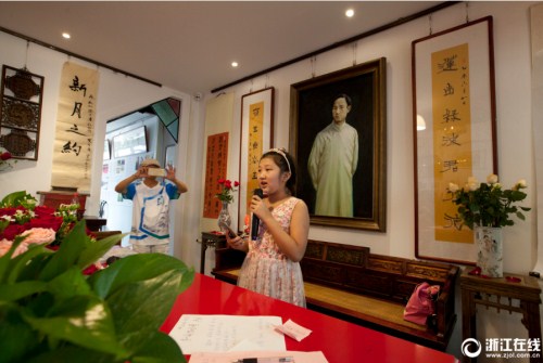 A girl recites Xu Zhimo’s poem Farewell to Cambridge at a poet reciting activity in Xu Zhimo Memorial Museum in Hangzhou, Zhejiang province, on Aug 14..jpg