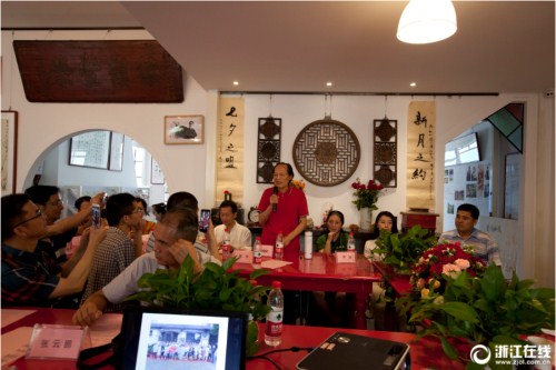 An elder talks about Xu Zhimo's poems at a poet reciting activity in Xu Zhimo Memorial Museum in Hangzhou, Zhejiang province, on Aug 14.jpg