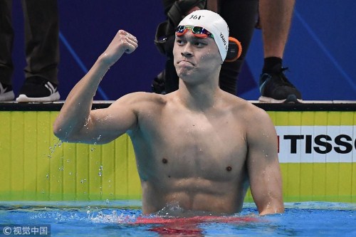 China's Sun Yang celebrates winning the final of the men's 800m freestyle swimming event during the 2018 Asian Games in Jakarta on Aug 20, 2018.jpg