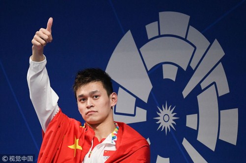 Sun Yang celebrates during the victory ceremony of the men's 800m freestyle swimming event during the 2018 Asian Games in Jakarta on Aug 20, 2018.jpg