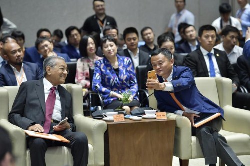 1534835813810054558.jpg Malaysian Prime Minister Mahathir Mohamad talks with Jack Ma, executive chairman of Chinese e-commerce giant Alibaba Group, on Aug 18..jpg