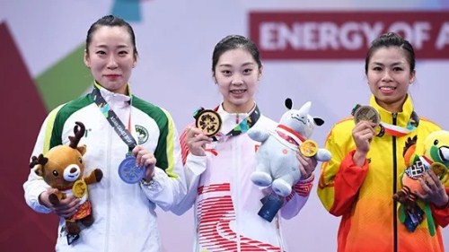 Qi Xinyi (middle), gold medalist of women’s Changquan from Fuyang district of Hangzhou, Zhejiang province, celebrates her championship at the 2018 Asian Games, on August 22.jpg