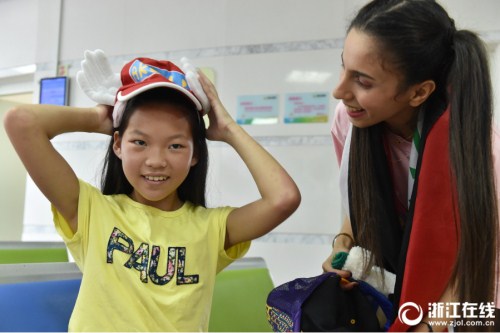 A patient in a local children’s hospital in Hangzhou, Zhejiang province receives a gift from an Iraqi student from Zhejiang university on Aug 28..jpg