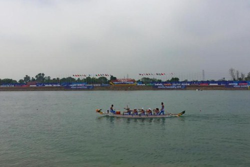 Rowers compete in a dragon boat race in the 18th Asian Games in Jakarta, Indonesia, on Aug 27.jpg