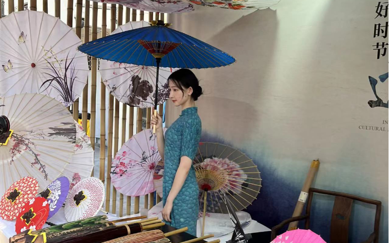 Once neglected, oilpaper umbrella gets back its shine