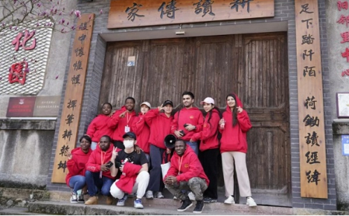 Intl students experience beauty of nature and culture in Jinyun