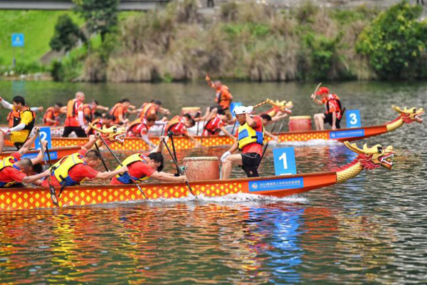 Thrilling dragon boat race held in Qingtian