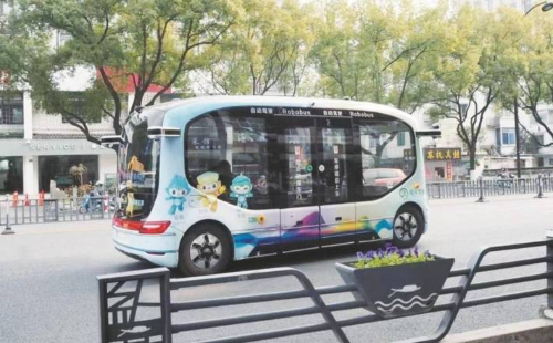 Autonomous bus conducts test runs in Shaoxing