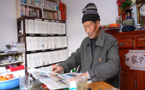 Jinzhu elder preserves history with newspaper clippings