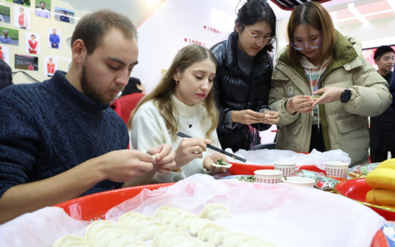 Foreign students experience CNY