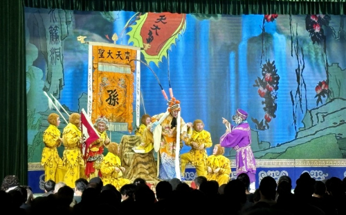 Locals delight in classic Chinese opera on doorstep