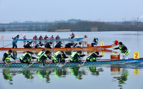 Dragon boat race held in Shaoxing