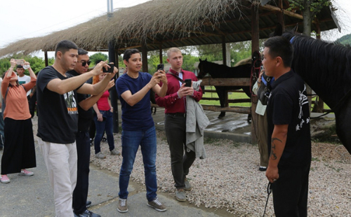 Kazakh media delegation explores green development in Anji 