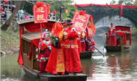Crowds witness traditional water-town wedding in Zhejiang