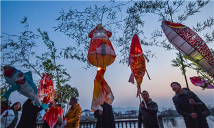 Fish-shaped lantern parade in Pujiang county