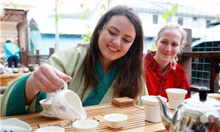 International students savor tea culture in Ningbo