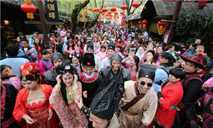 People put on traditional costumes in Songcheng park