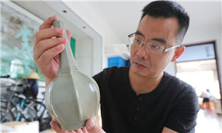Man teaches himself ancient porcelain restoration