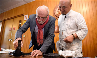 UNESCO staff savors the charm of Chinese woodblock printing
