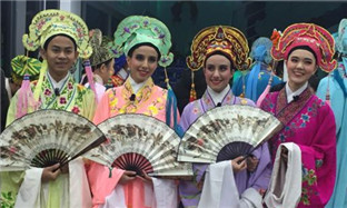 International students in Zhejiang show talent in Chinese arts