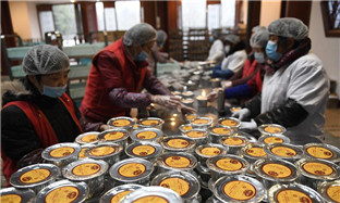 Lingyin Temple sends congee at Laba Festival