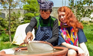 Chinese sericulture enchants Russian girl