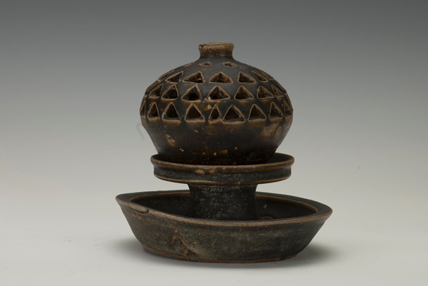 Black ceramics: Somber glazes that draw serious gazes