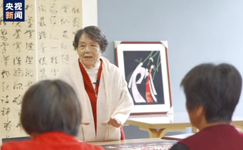 88-year-old grandmother in Hangzhou makes artworks using fish bones