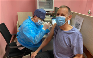 Israeli expat receives COVID-19 vaccination in Hangzhou