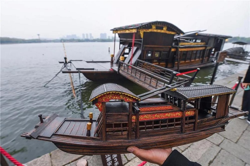 Jiaxing craftsman makes Red Boat models for CPC anniversary