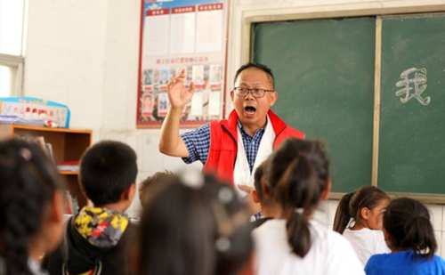 Zhejiang teacher volunteers in remote valley in Yunnan
