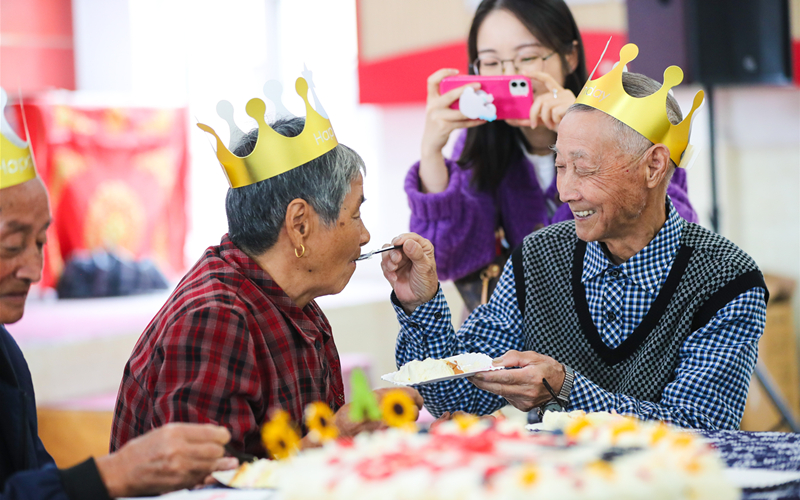 Honoring elders at Chongyang Festival