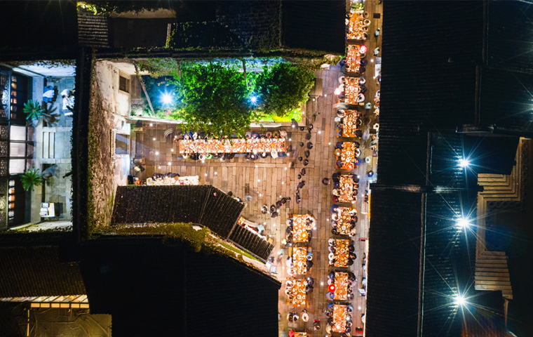 8th Wuzhen Theatre Festival: Long street banquet enthralls visitors