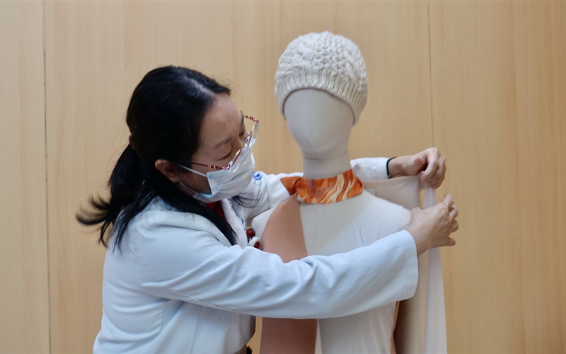 Hangzhou surgeon designs special clothes for breast cancer patients