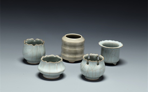 Inheritor's replications of imperial kiln porcelain exhibited