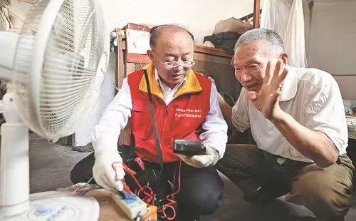Charitable electrician shines a bright light