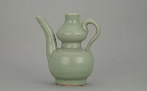 Longquan celadon of Southern Song Dynasty exhibited in Hangzhou
