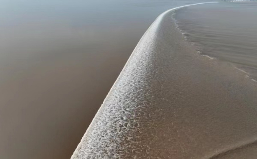One-line tidal bore soars along Qiantang River