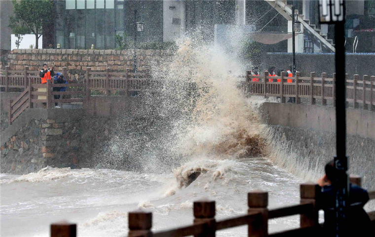 More cities brace for typhoon as Muifa makes landfall