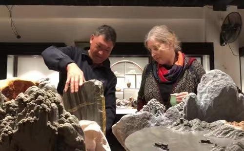 Master of stone carving integrates elements of Chinese painting into his works