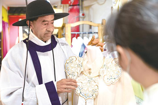 ​Expat specializes in hanfu in Jiaxing's ancient town