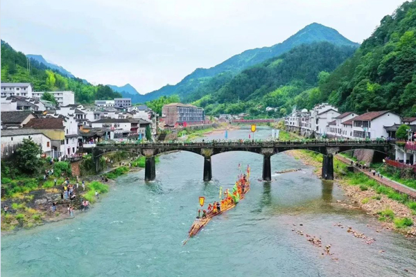 Dragon rafts wows crowd at Wangcunkou town festival