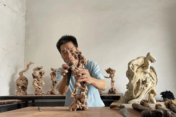 Jinyun craftsman transforms humble plant roots into artworks
